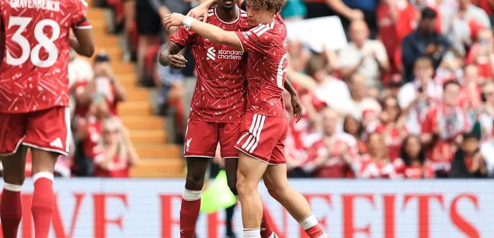Joueurs de Liverpool célébrant un but ensemble