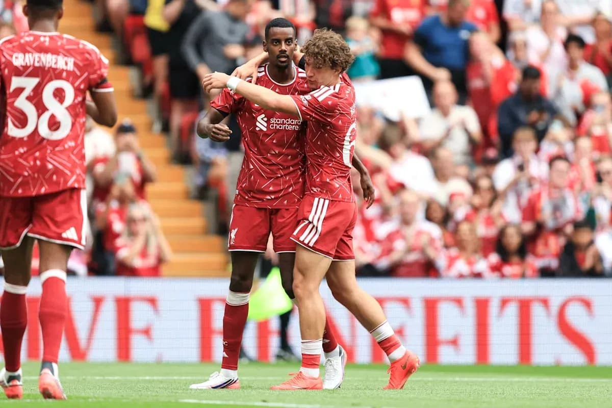 Joueurs de Liverpool célébrant un but ensemble