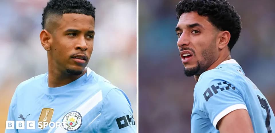 Deux joueurs de Manchester City en tenue de match