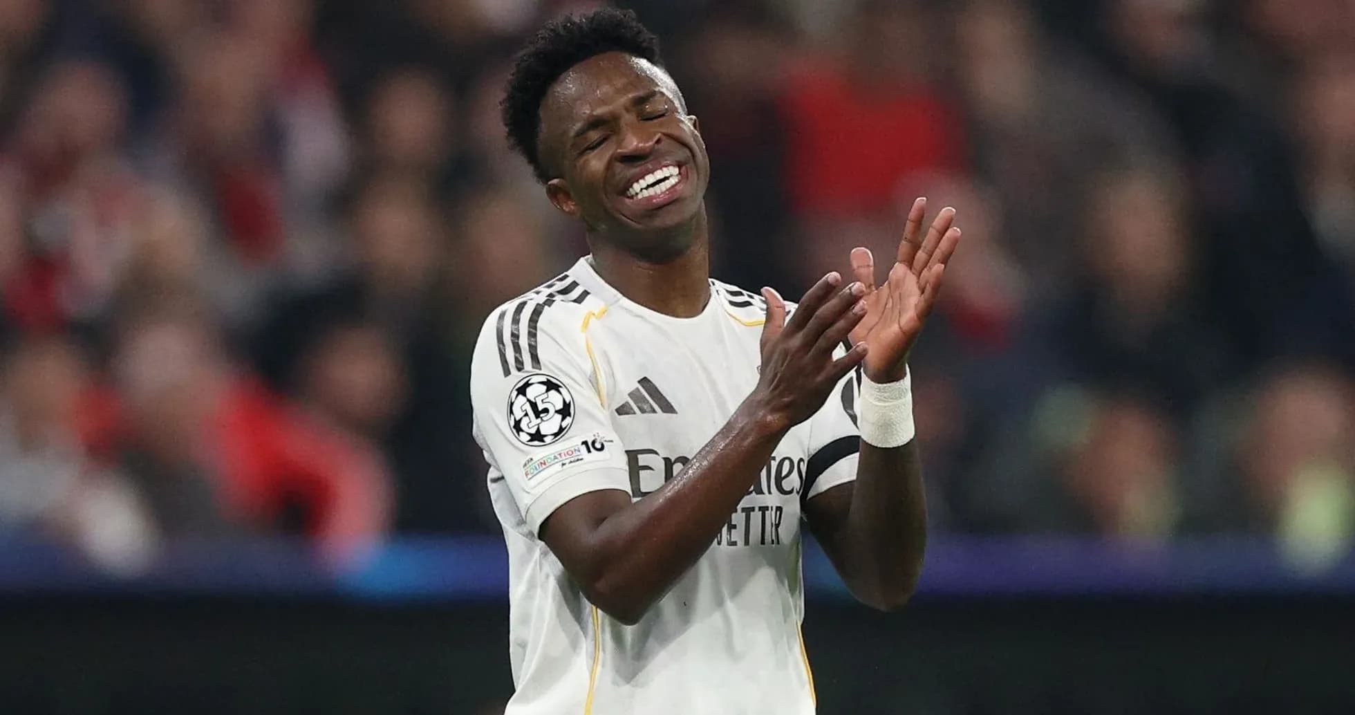 Joueur applaudissant pendant un match de football