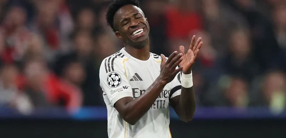 Joueur applaudissant pendant un match de football