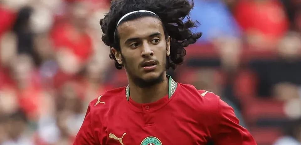 Joueur marocain courant sur le terrain pendant un match