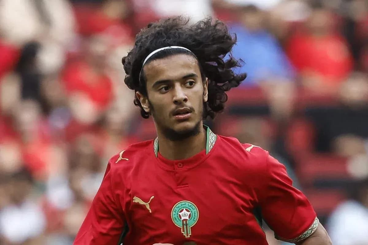 Joueur marocain courant sur le terrain pendant un match