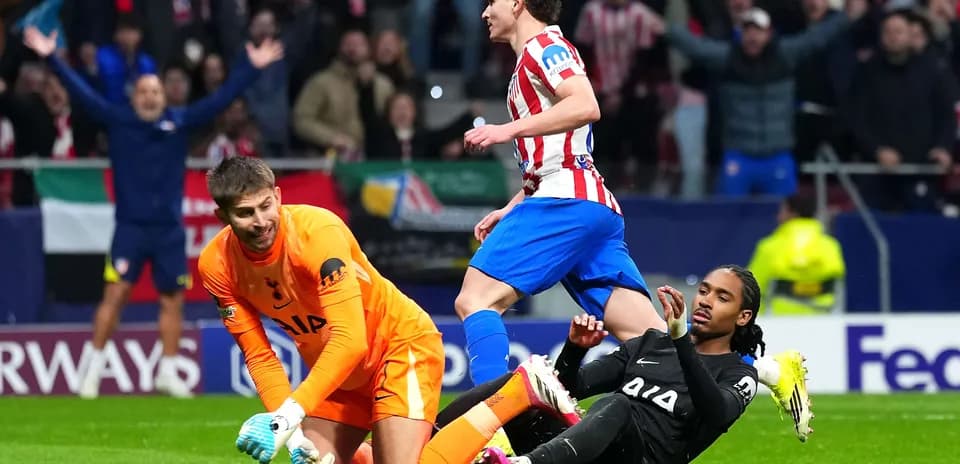 Gardiens et joueurs lors d'un match de football