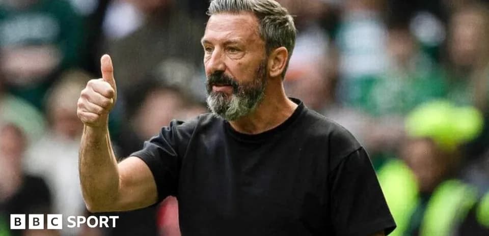 Entraîneur faisant un signe d'approbation pendant le match