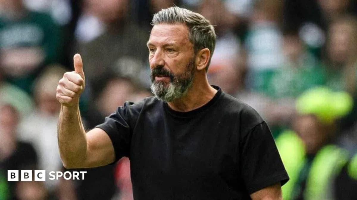 Entraîneur faisant un signe d'approbation pendant le match
