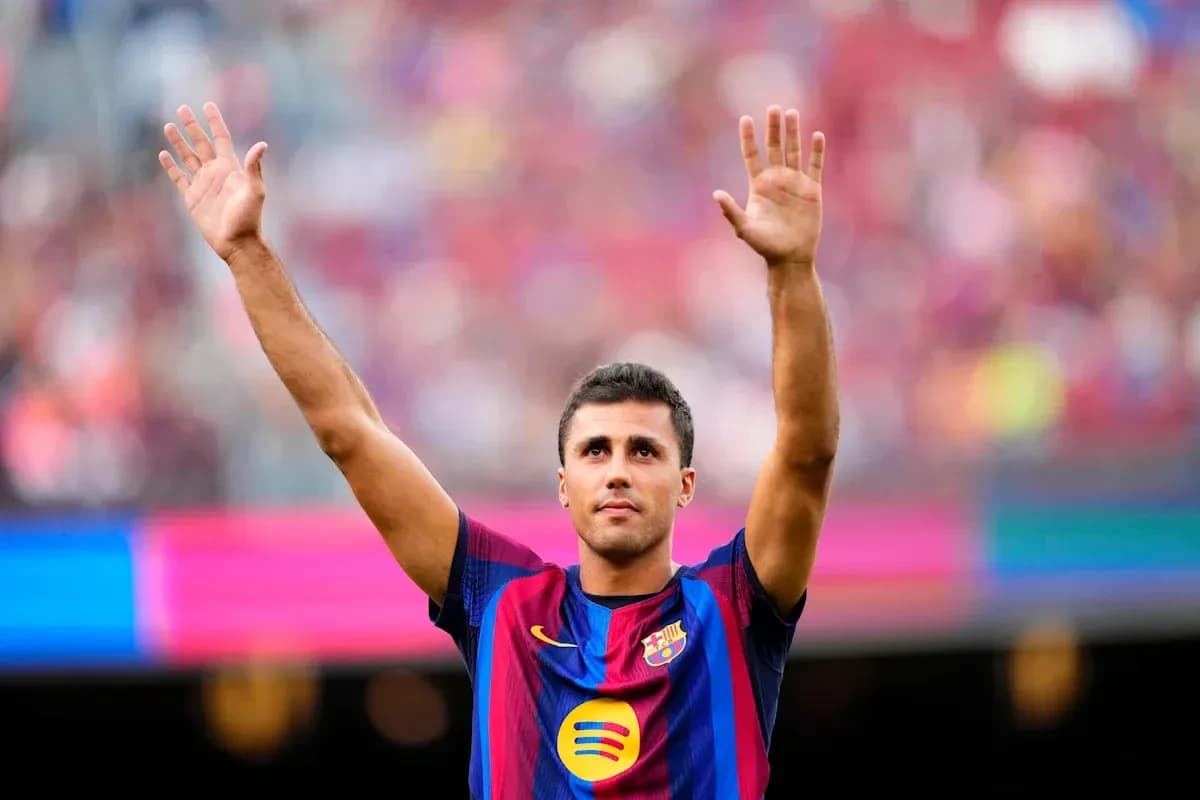 Joueur levant les bras au stade Camp Nou