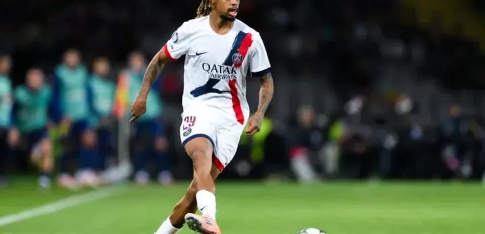 Joueur du PSG dribblant le ballon lors d'un match