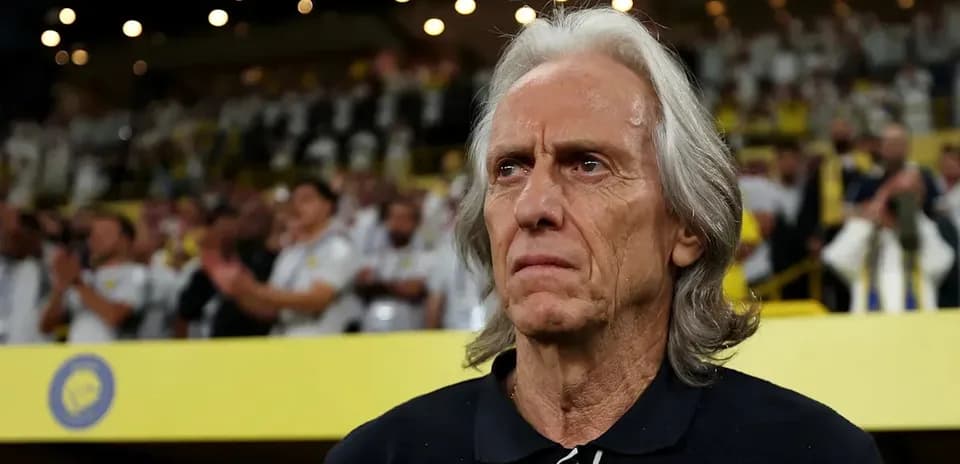 Entraîneur observant le match depuis la tribune