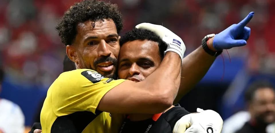 Deux hommes s'embrassant sur le terrain de football