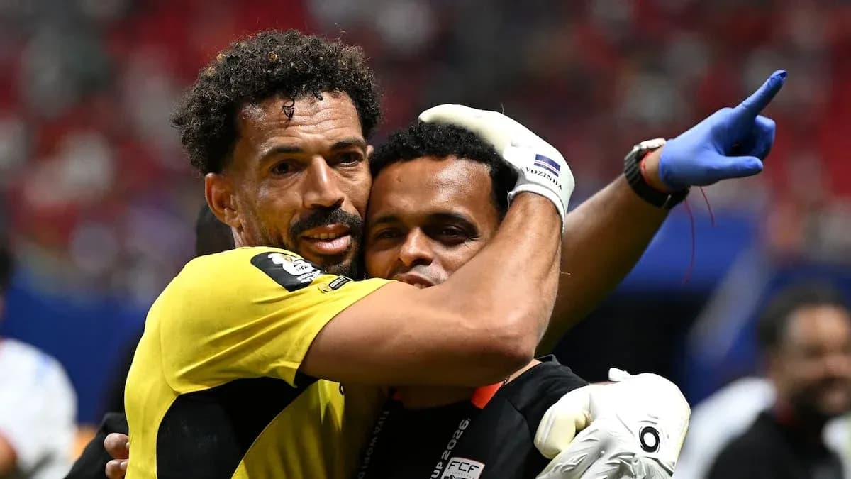 Deux hommes s'embrassant sur le terrain de football