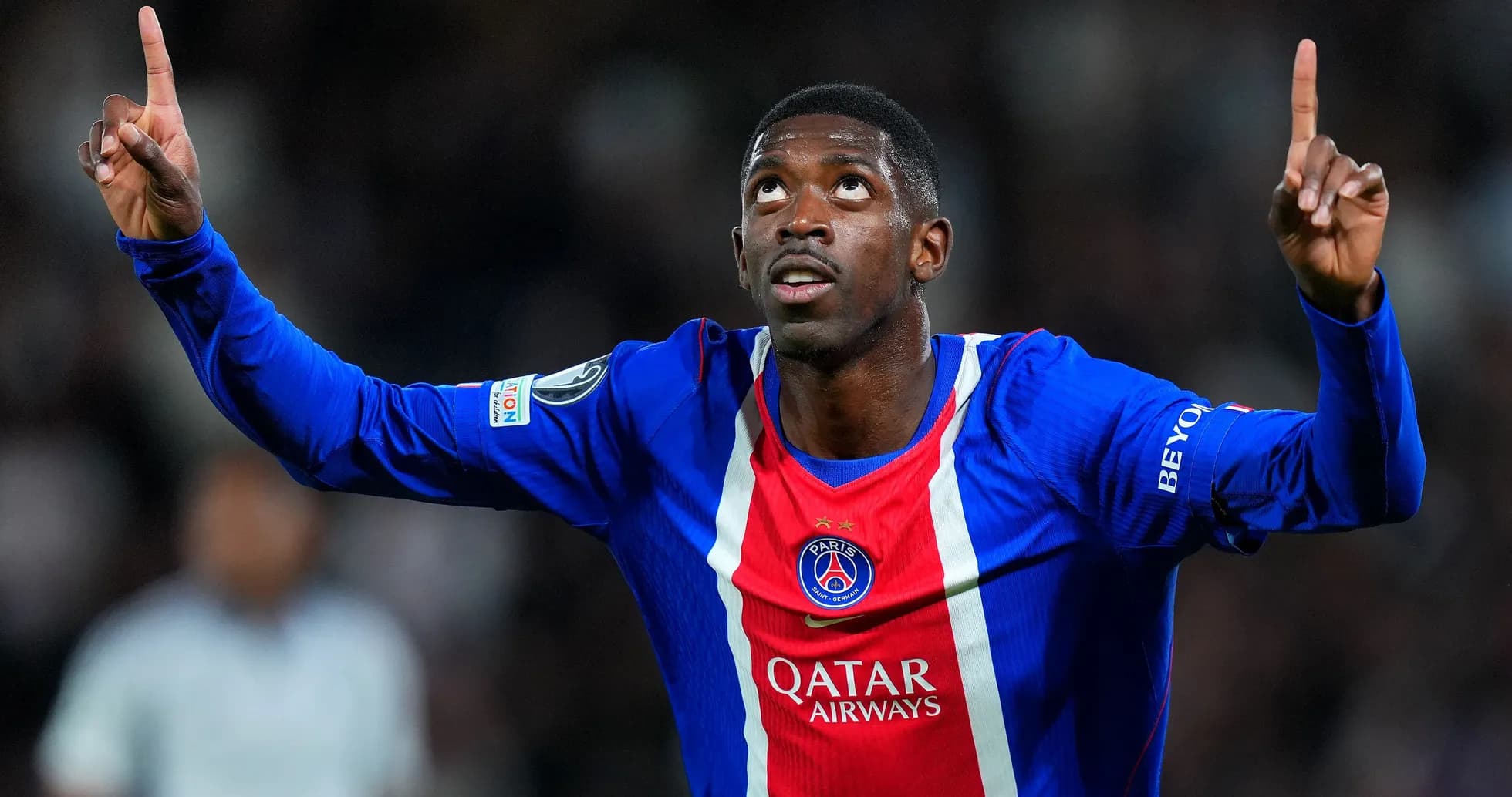 Joueur de PSG célébrant un but sur le terrain