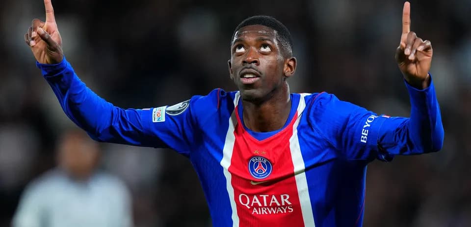Joueur de PSG célébrant un but sur le terrain