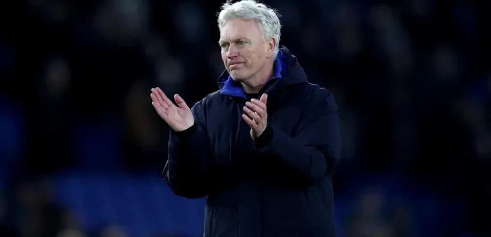 Entraîneur applaudissant après le match