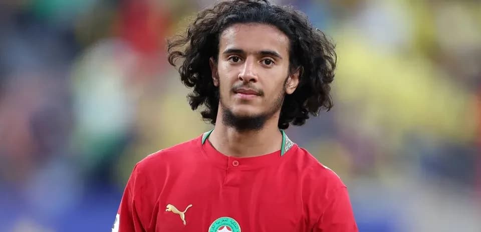 Joueur marocain en tenue rouge sur le terrain