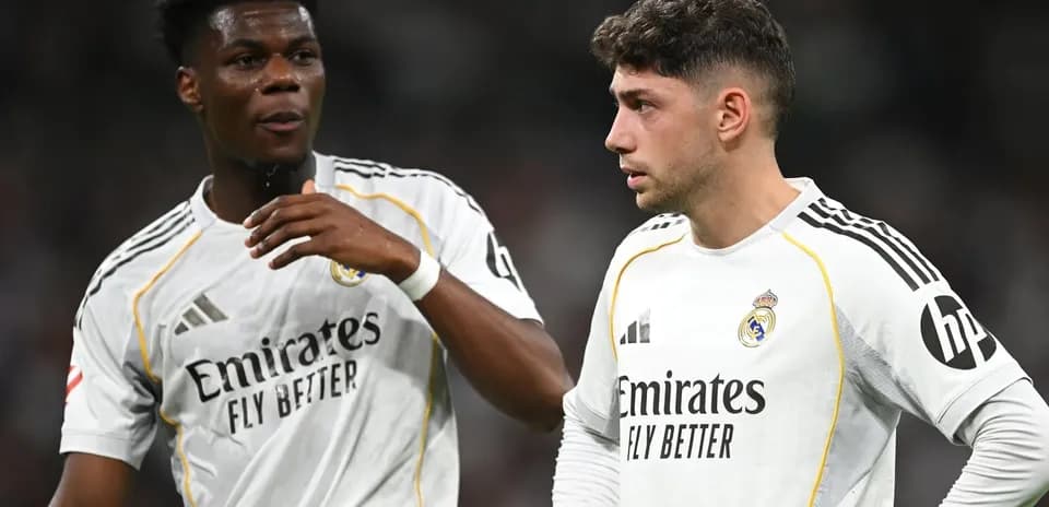 Deux joueurs du Real Madrid discutant sur le terrain