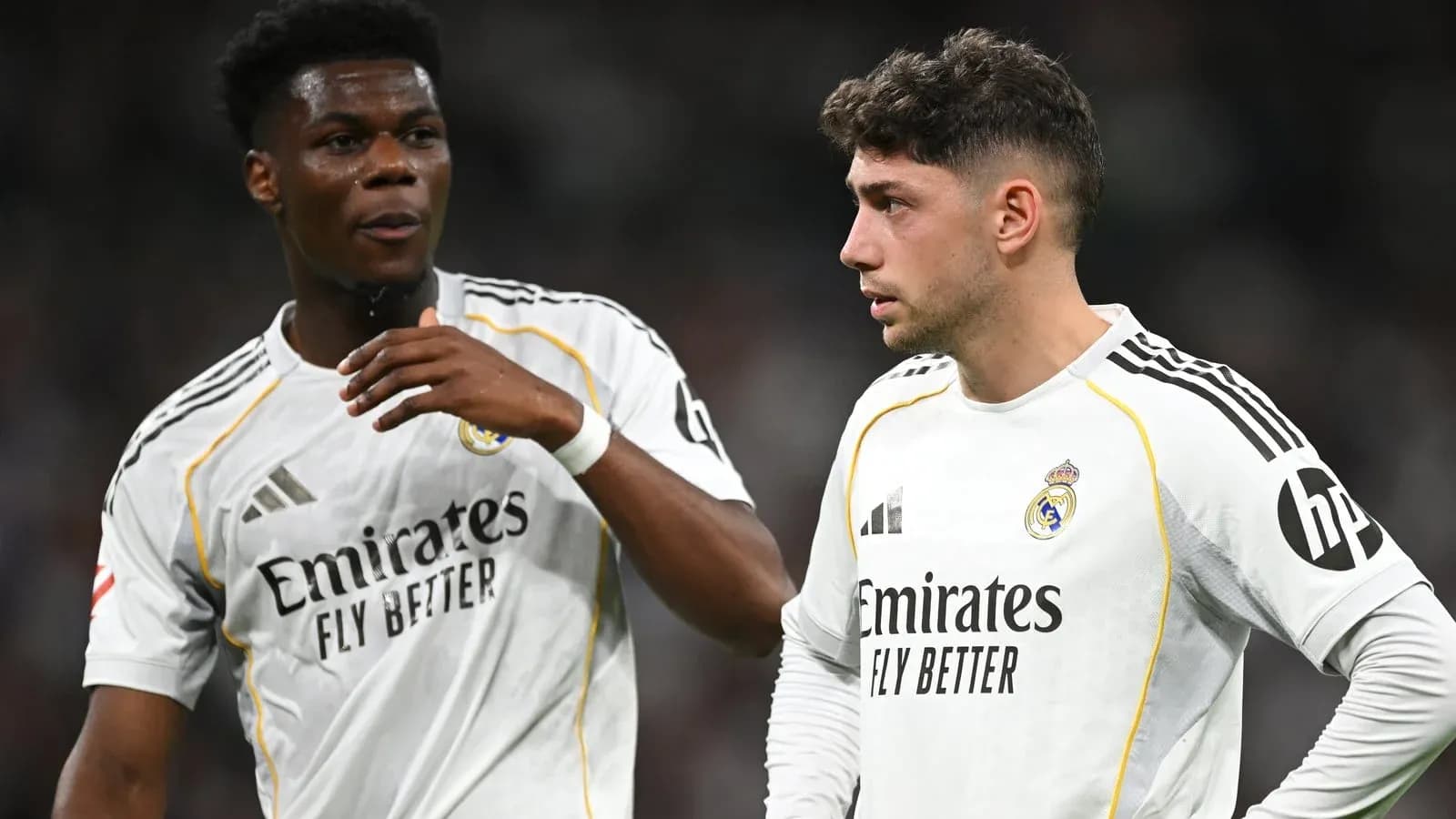Deux joueurs du Real Madrid discutant sur le terrain