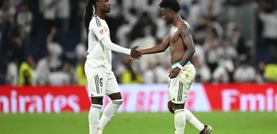 Deux joueurs se serrant la main après le match