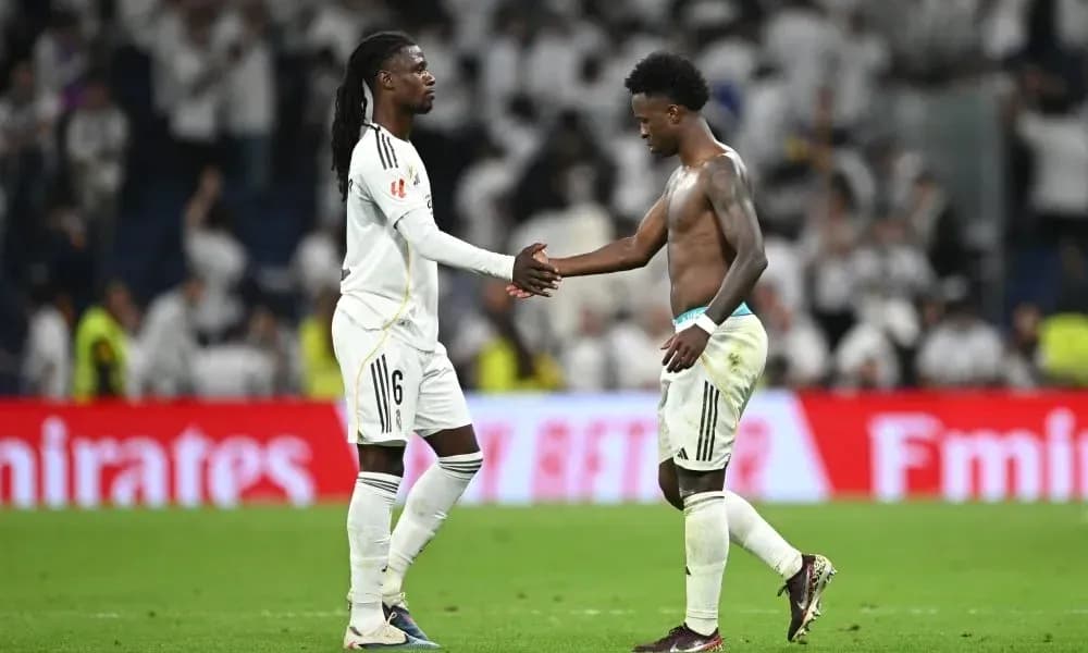Deux joueurs se serrant la main après le match