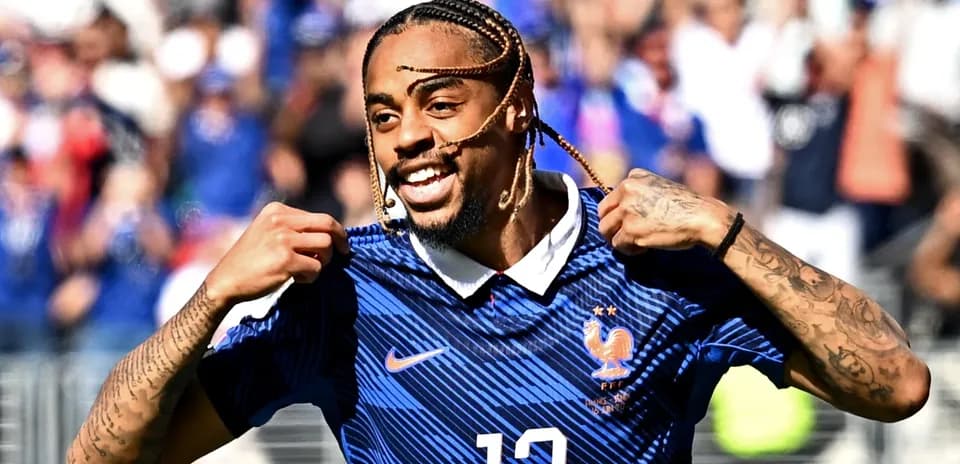 Joueur de l'équipe de France célébrant un but