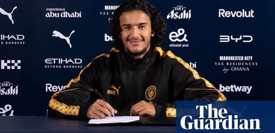 Joueur signant un contrat avec Manchester City
