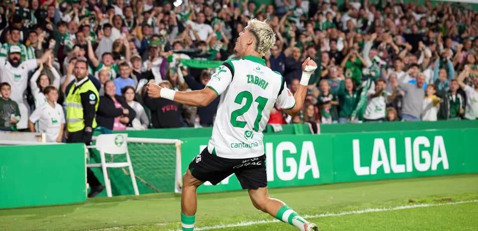 Joueur célébrant un but devant des supporters enthousiastes