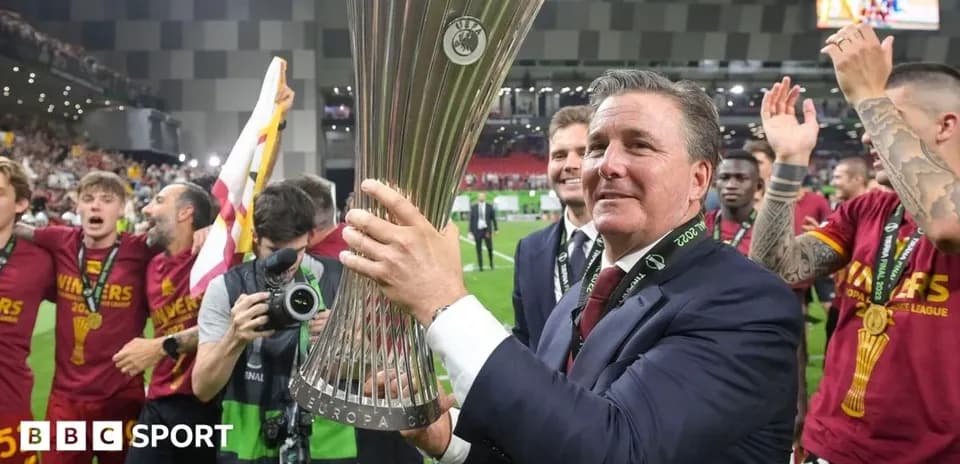 Entraîneur tenant le trophée de la Ligue Europa