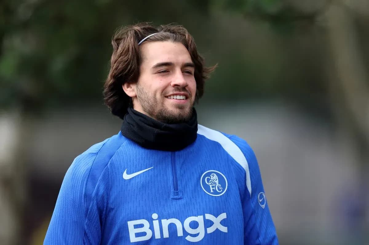 Joueur souriant en tenue d'entraînement bleue