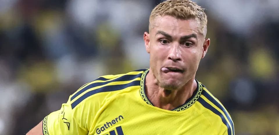 Joueur en maillot jaune courant sur le terrain