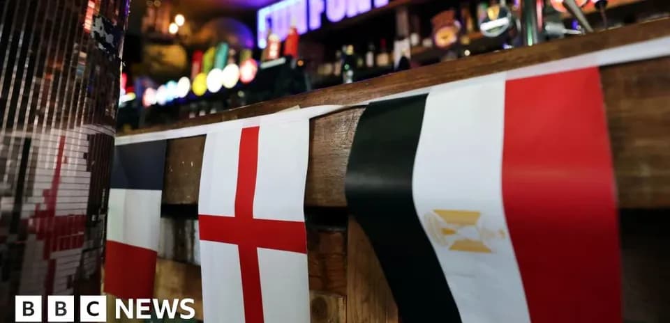 Drapeaux de l'Angleterre, de la France et de l'Égypte au bar