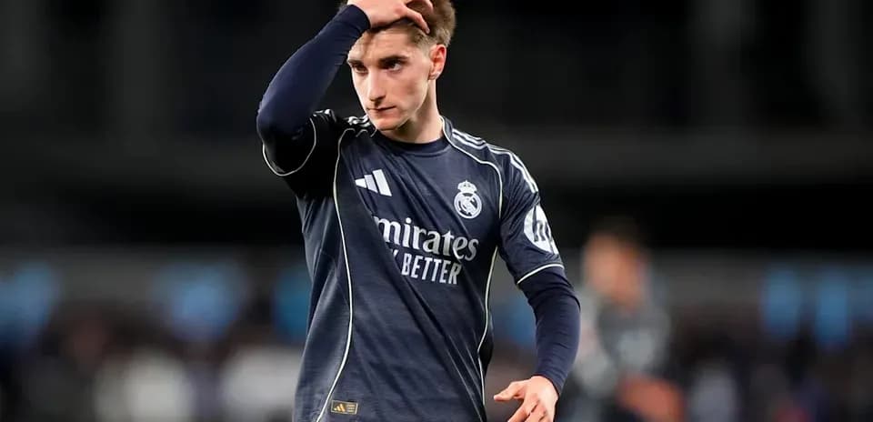 Joueur de Real Madrid se tenant la tête sur le terrain