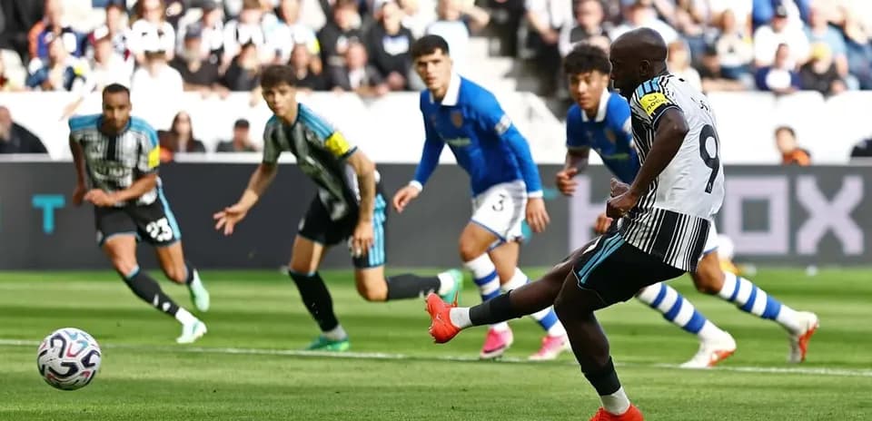 Joueur tirant un penalty pendant le match