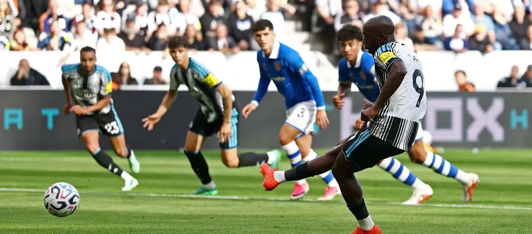 Joueur tirant un penalty pendant le match Joueur tirant un penalty pendant le match