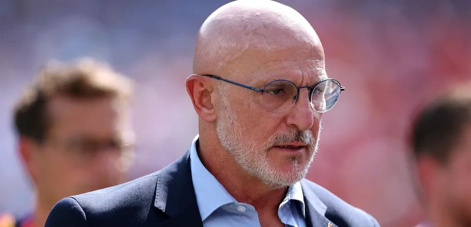 Entraîneur observant le match sur le terrain