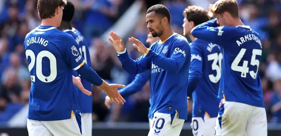 Joueurs d'Everton célébrant un but ensemble