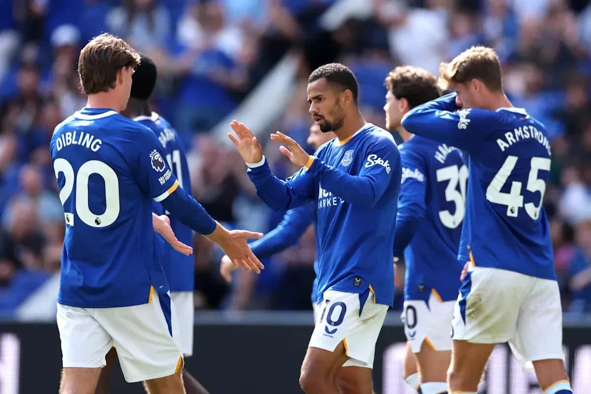 Joueurs d'Everton célébrant un but ensemble