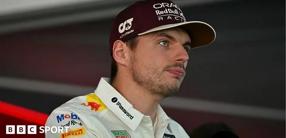 Pilote de F1 en tenue de course lors d'une conférence
