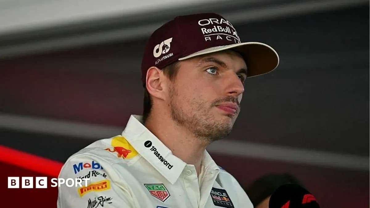 Pilote de F1 en tenue de course lors d'une conférence