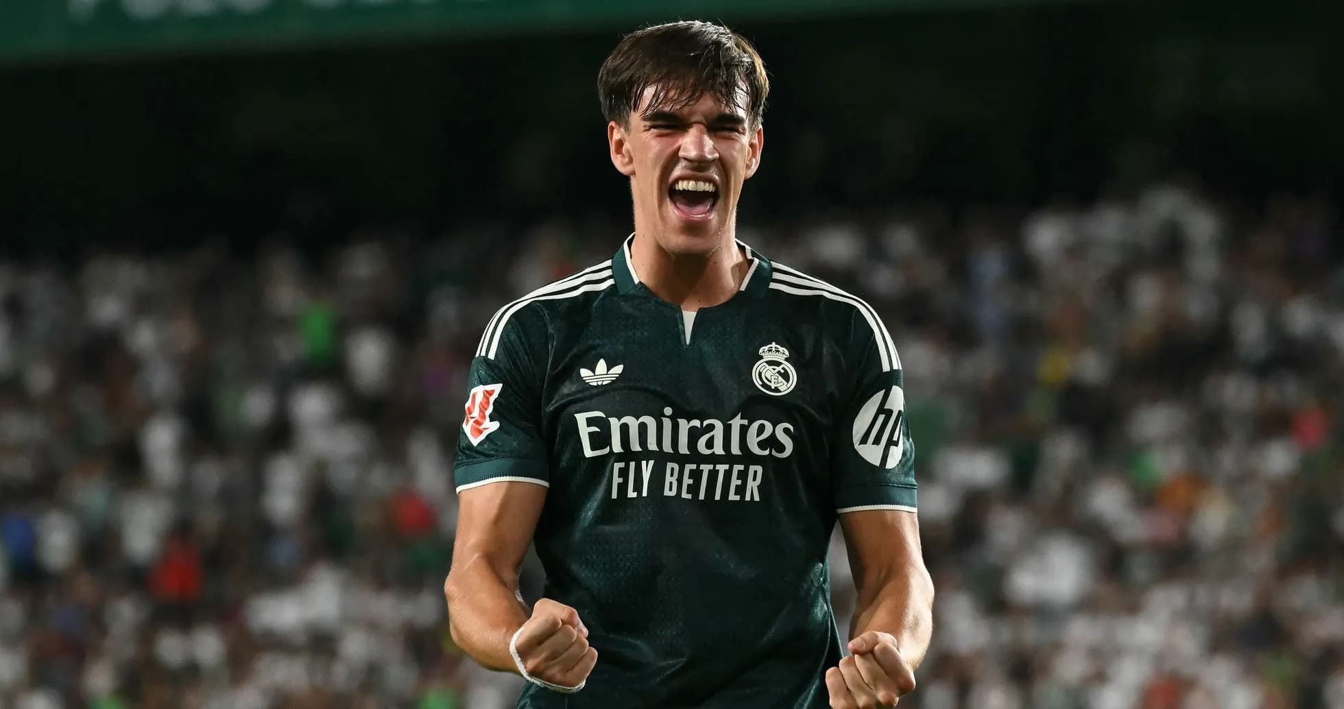 Joueur de football célébrant un but avec enthousiasme