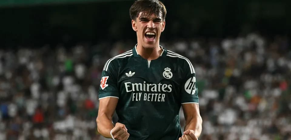 Joueur de football célébrant un but avec enthousiasme