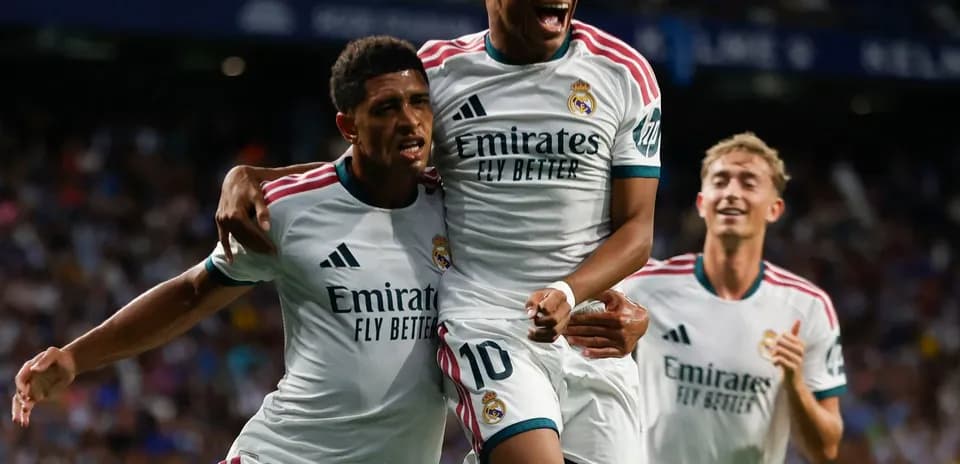 Joueurs du Real Madrid célébrant un but ensemble