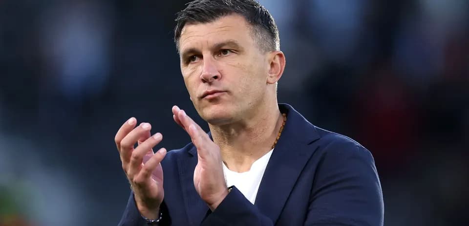 Entraîneur applaudissant après le match