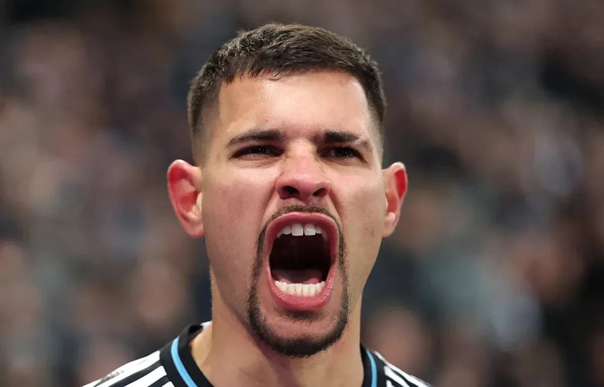 Joueur criant lors d'un match de football