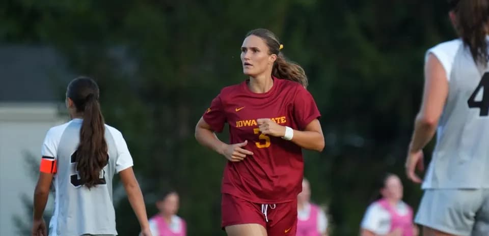 Joueuse d'Iowa State courant sur le terrain