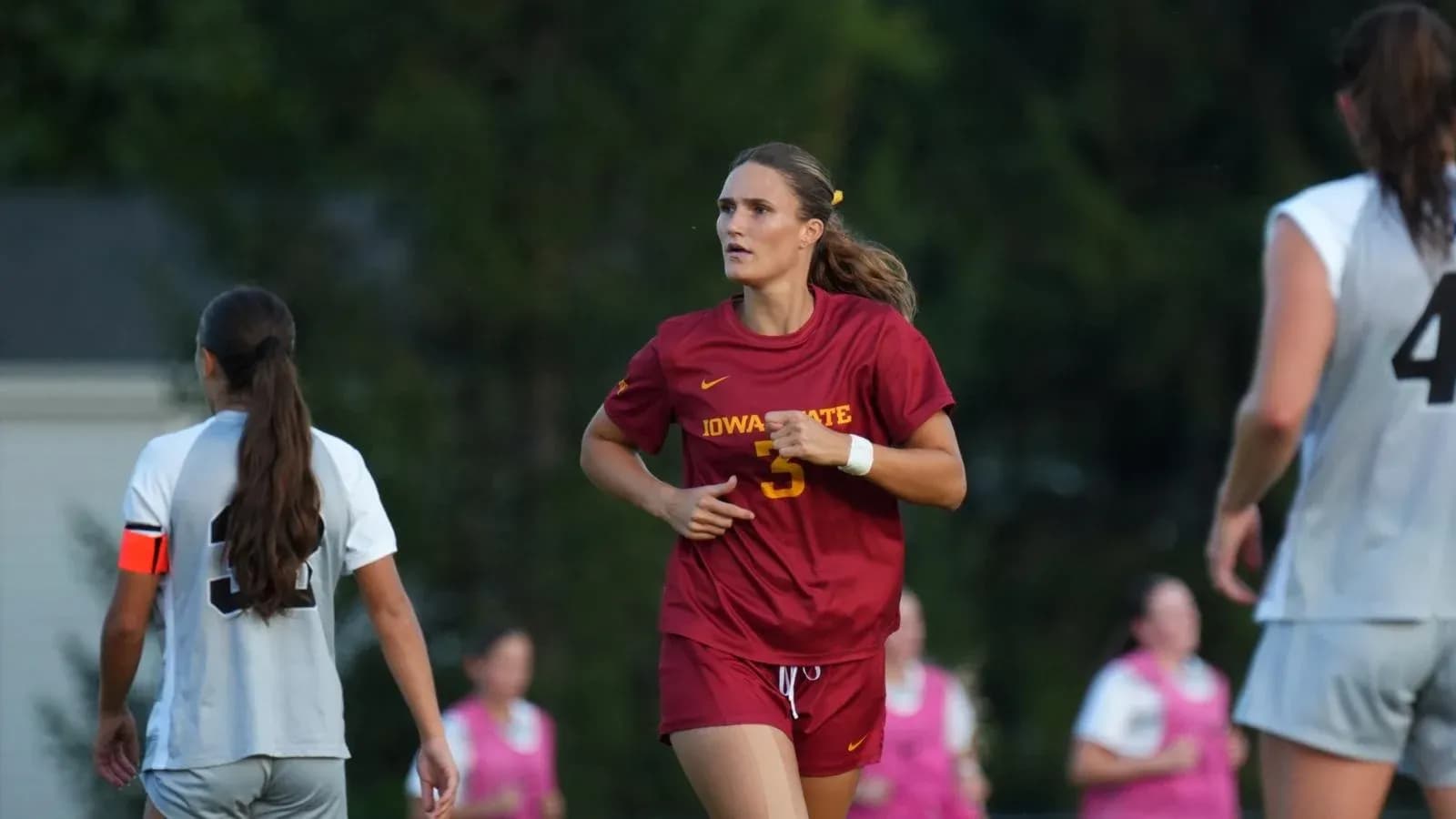 Joueuse d'Iowa State courant sur le terrain Joueuse d'Iowa State courant sur le terrain