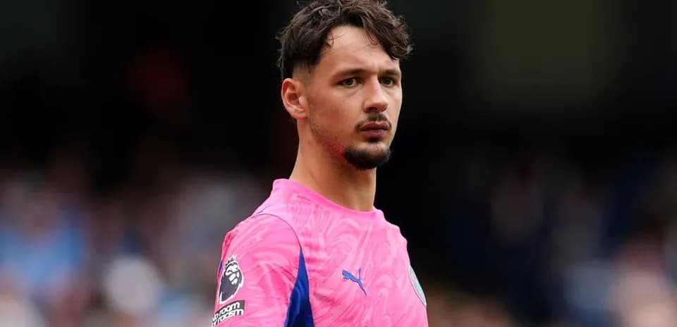 Gardien de but en maillot rose sur le terrain
