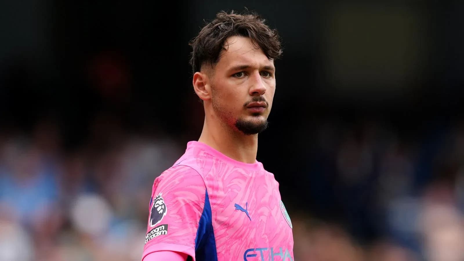 Gardien de but en maillot rose sur le terrain