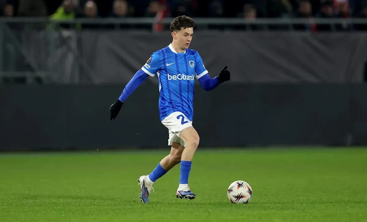 Joueur dribblant le ballon sur le terrain de football