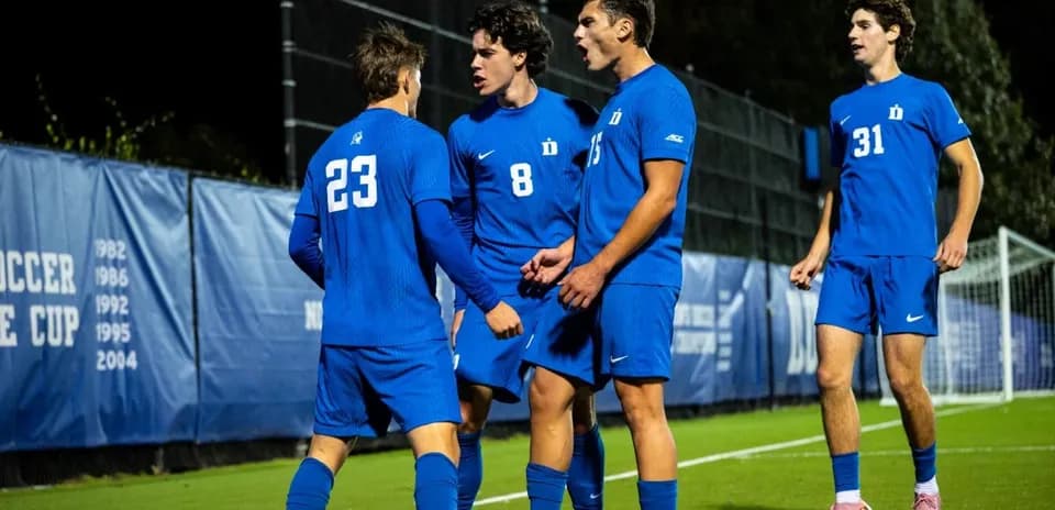 Joueurs de football célébrant sur le terrain