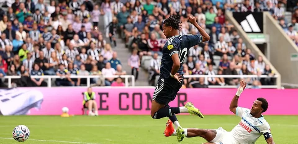 Joueur en action lors d'un match de football